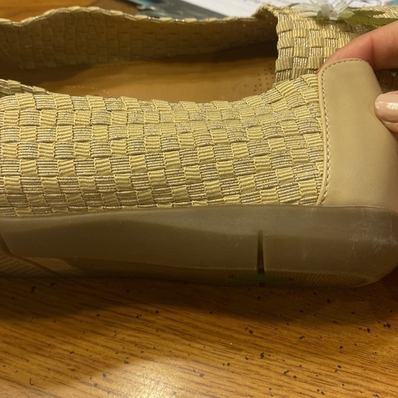 COMFORTVIEW shoes, beige color with flowers details, size 10.5, super cute - Picture 7 of 8